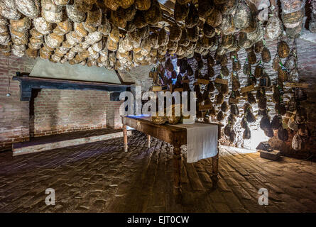 Polesine Parmense, le cantine per l'invecchiamento di maiale salata nella Antica Corte Pallavicina Relais Foto Stock