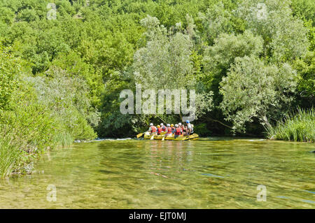 Alcune persone barca a remi in barca in gomma sul fiume Cetina Foto Stock