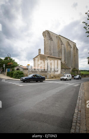 La Grande Muraglia è tutto ciò che rimane del XIII secolo il convento domenicano in St Emilion, Francia. Foto Stock