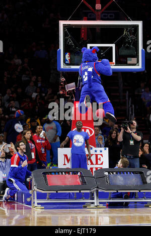 Le ore di lavoro straordinario. 30 Mar, 2015. Philadelphia 76ers mascotte Franklin schiacciate la palla durante il gioco NBA tra i Los Angeles Lakers e la Philadelphia 76ers presso la Wells Fargo Center di Philadelphia, Pennsylvania. I Los Angeles Lakers ha vinto 113-111 in ore di lavoro straordinario. © csm/Alamy Live News Foto Stock