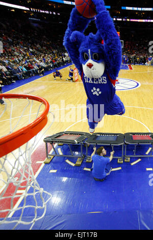 Le ore di lavoro straordinario. 30 Mar, 2015. Philadelphia 76ers mascotte Franklin schiacciate la palla durante il gioco NBA tra i Los Angeles Lakers e la Philadelphia 76ers presso la Wells Fargo Center di Philadelphia, Pennsylvania. I Los Angeles Lakers ha vinto 113-111 in ore di lavoro straordinario. © csm/Alamy Live News Foto Stock