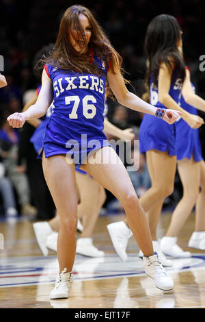 Le ore di lavoro straordinario. 30 Mar, 2015. Philadelphia 76ers ballerini eseguono durante il gioco NBA tra i Los Angeles Lakers e la Philadelphia 76ers presso la Wells Fargo Center di Philadelphia, Pennsylvania. I Los Angeles Lakers ha vinto 113-111 in ore di lavoro straordinario. © csm/Alamy Live News Foto Stock