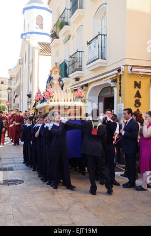 Bambini che portano il galleggiante con la Vergine Maria, i bambini della processione religiosa, la settimana santa, semana santa, Fuengirola, Malaga, Spagna. Foto Stock