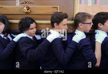 Bambini che portano il galleggiante con la Vergine Maria, i bambini della processione religiosa, la settimana santa, semana santa, Fuengirola, Malaga, Spagna. Foto Stock