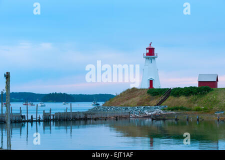 Mulholland Point Light sull'isola di Campobello dal ponte tra Canada e Stati Uniti Foto Stock