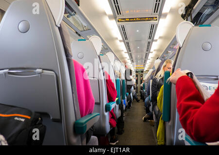 I passeggeri di un treno arriva nel West Midlands, England, Regno Unito Foto Stock
