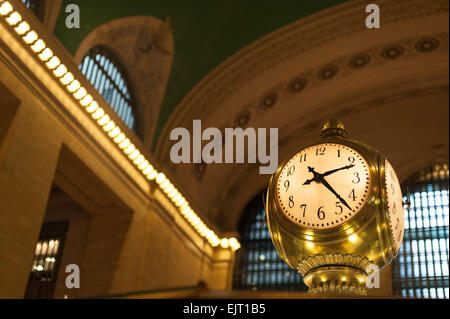 Antico orologio in atrio principale del Grand Central Terminal di New York City Foto Stock