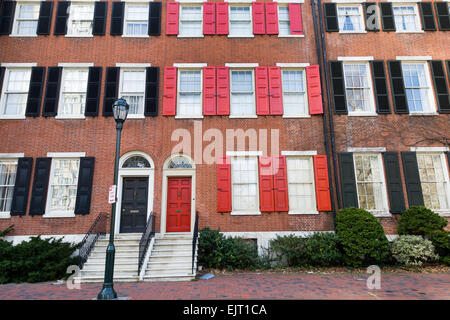 Mattone di colorate case a schiera su Washington Square nel centro cittadino di Philadelphia, Pennsylvania Foto Stock