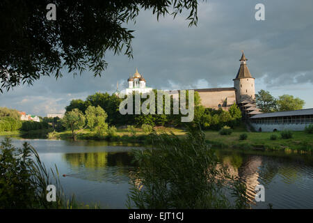 Antica Pskov Cremlino sul fiume Velikaya, Russia Foto Stock