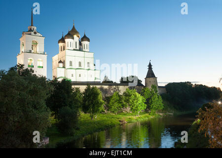 Antica Pskov Cremlino sul fiume Velikaya, Russia Foto Stock