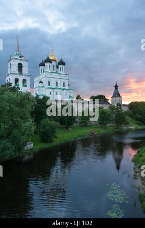 Antica Pskov Cremlino sul fiume Velikaya, Russia Foto Stock