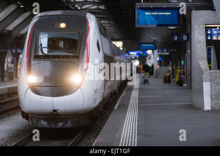 Francese TGV Lyria treno ad alta velocità lasciando la stazione principale di Zurigo. Foto Stock