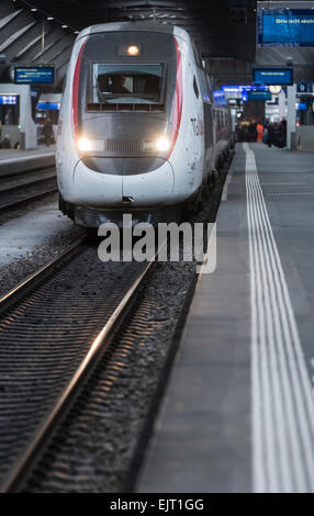Francese TGV Lyria treno ad alta velocità lasciando la stazione principale di Zurigo. Foto Stock