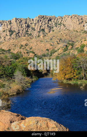 Post Oak Creek diventa Post Oak lago con la Elk Mountain in background. Foto Stock