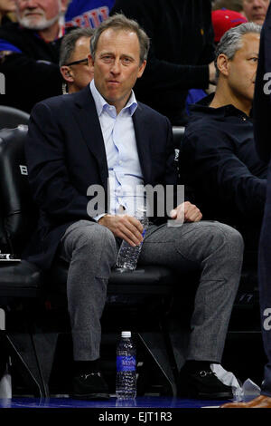 Le ore di lavoro straordinario. 30 Mar, 2015. Philadelphia 76ers proprietario Joshua Harris si affaccia su durante il gioco NBA tra i Los Angeles Lakers e la Philadelphia 76ers presso la Wells Fargo Center di Philadelphia, Pennsylvania. I Los Angeles Lakers ha vinto 113-111 in ore di lavoro straordinario. © csm/Alamy Live News Foto Stock