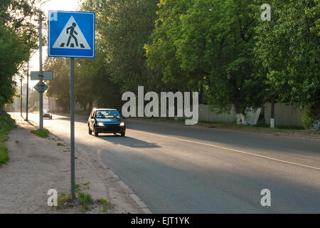 Auto guidando su una strada nella città di Pskov, Russia Foto Stock