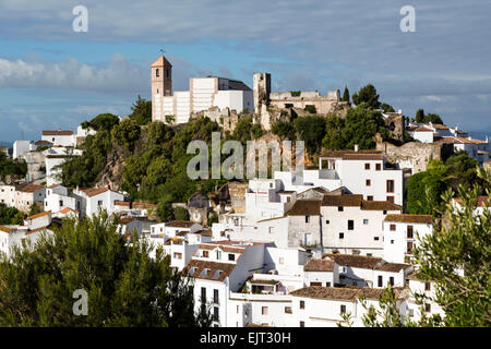 Casares, provincia di Malaga, Andalusia, Spagna meridionale. Pitturato di bianco tipico paese di montagna Foto Stock