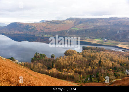 Discesa dalla Catbells, lato ovest di Derwent Water, vista da nord-est verso Keswick Foto Stock