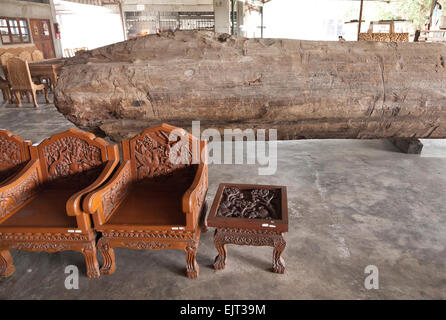 Chiang Mai, Thailandia del Nord, hardwood carving, sedie, tronchi di teak in background Foto Stock