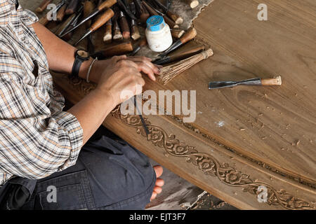 Chiang Mai, Thailandia del Nord, hardwood carving carver artistico al lavoro Foto Stock