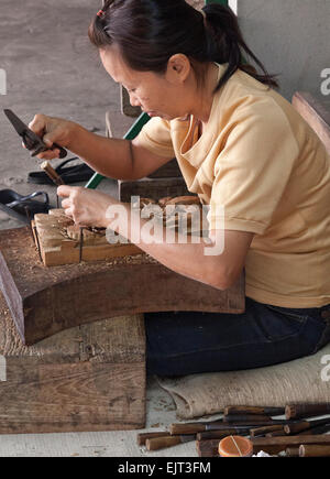 Chiang Mai, Thailandia del Nord, hardwood carving carver artistico al lavoro Foto Stock