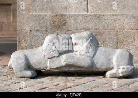 Baciare i Lions della statua di il Municipio sulla piazza del mercato, Lviv, Ucraina Foto Stock