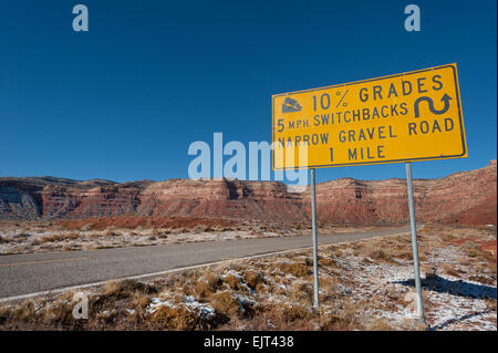 Strada segno di avvertimento sulla ripida Moki Dugway, Utah, Stati Uniti d'America Foto Stock