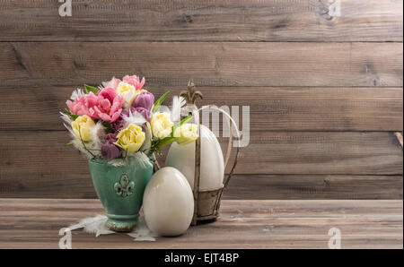 La molla tulip fiori e vintage uova di pasqua decorazione. In stile retrò tonica foto Foto Stock