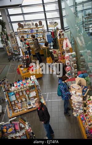 Uscire attraverso il negozio di articoli da regalo: persone la navigazione e lo shopping nel negozio di articoli da regalo in prossimità dell' uscita dell' National Waterfront e il Museo Marittimo, il Galles Swansea Regno Unito Foto Stock