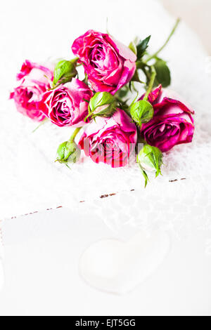 Le rose rosa su Centrino a crochet. Arredamento Vintage concept Foto Stock