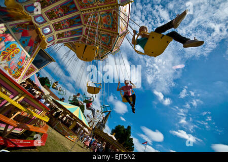 Un vecchio fiera del divertimento su un inglese un giorno d'estate Foto Stock