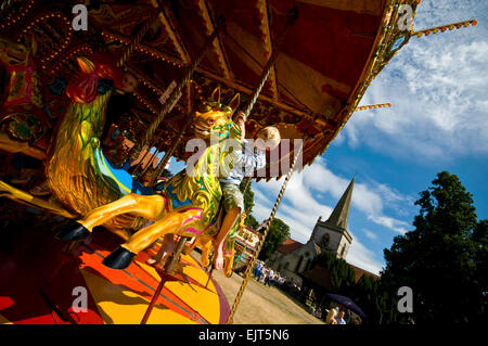 Un vecchio fiera del divertimento su un inglese un giorno d'estate Foto Stock