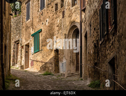 Tipicamente toscano attraente strada acciottolata a Montalcino Foto Stock