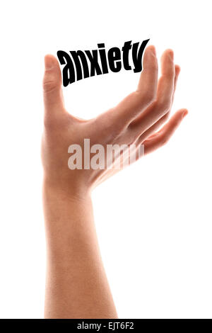 Colore colpo verticale di una mano che tiene la parola 'l'ansia" tra due dita. Foto Stock
