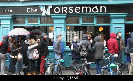 Dublino, Irlanda. 31 Mar, 2015. La gente in coda al di fuori del Norseman pub di Dublino è il Temple Bar in attesa di prendere parte alla extra casting aperti per la nuova stagione dei vichinghi serie tv nella vicina sede Filmbase. Credito: Brendan Donnelly/Alamy Live News Foto Stock