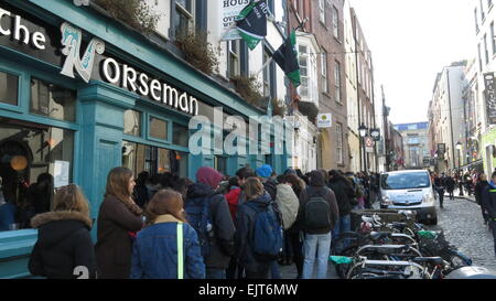 Dublino, Irlanda. 31 Mar, 2015. La gente in coda al di fuori del Norseman pub di Dublino è il Temple Bar in attesa di prendere parte alla extra casting aperti per la nuova stagione dei vichinghi serie tv nella vicina sede Filmbase. Credito: Brendan Donnelly/Alamy Live News Foto Stock