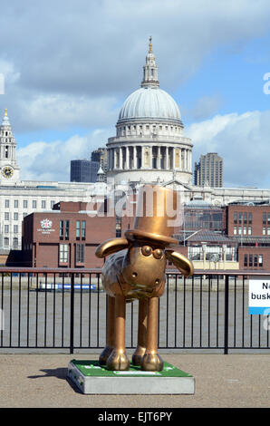 Londra, UK, 31 marzo 2015, 50 statue a tema promuovere il film Shaun la pecora eretto a Londra i famosi luoghi di interesse turistico. Questo è al di fuori della Tate Modern e di fronte la Cattedrale di St Paul e la città. Il Shaun nella città ricorso è l'ultima raccolta fondi organizzata dalla Bristol ospedale per bambini Grand appello e segue il successo enorme del Gromit scatenato sentiero delle sculture. Le sculture saranno sul display per 8 settimane. Credito: JOHNNY ARMSTEAD/Alamy Live News Foto Stock