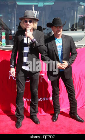 Country Music Stars Big & Rich onorato con un 'Ride of Fame' bus dedicato a loro. Taglio del nastro e la cerimonia di investitura ha avuto luogo il Pier 78. Dotato di: Big Kenny,Giovanni ricca,Big & Rich dove: la città di New York, New York, Stati Uniti quando: 26 Set 2014 Foto Stock