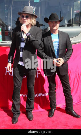 Country Music Stars Big & Rich onorato con un 'Ride of Fame' bus dedicato a loro. Taglio del nastro e la cerimonia di investitura ha avuto luogo il Pier 78. Dotato di: Big Kenny,Giovanni ricca,Big & Rich dove: la città di New York, New York, Stati Uniti quando: 26 Set 2014 Foto Stock