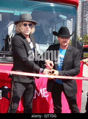 Country Music Stars Big & Rich onorato con un 'Ride of Fame' bus dedicato a loro. Taglio del nastro e la cerimonia di investitura ha avuto luogo il Pier 78. Dotato di: Big Kenny,Giovanni ricca,Big & Rich dove: la città di New York, New York, Stati Uniti quando: 26 Set 2014 Foto Stock