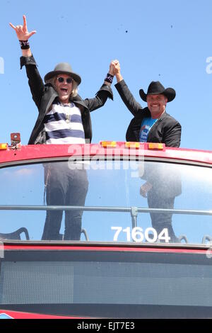 Country Music Stars Big & Rich onorato con un 'Ride of Fame' bus dedicato a loro. Taglio del nastro e la cerimonia di investitura ha avuto luogo il Pier 78. Dotato di: Big Kenny,Giovanni ricca,Big & Rich dove: la città di New York, New York, Stati Uniti quando: 26 Set 2014 Foto Stock