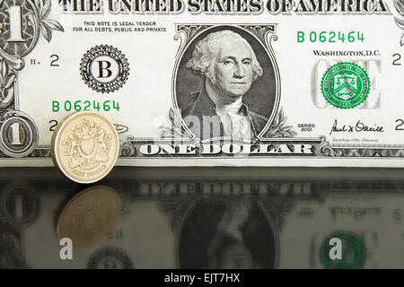 American un dollaro Banca nota con uno britannico pound coin Foto Stock