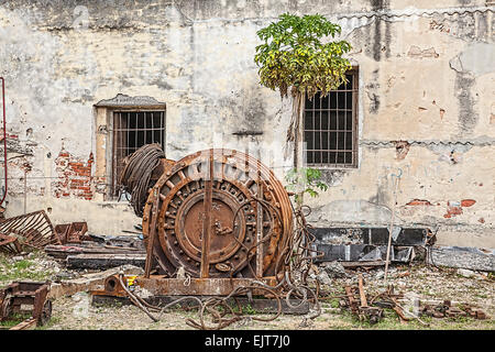 Di ferro arrugginito macchinari ferroviari in una rampa cantiere di riparazione nella Vecchia Havana a Cuba di essere riparato e ripristinato. Foto Stock