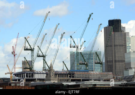 Londra, UK, 31 marzo 2015, l'azzurro del cielo sopra le acque ruvida del Tamigi come alta venti a Londra. Credito: JOHNNY ARMSTEAD/Alamy Live News Foto Stock