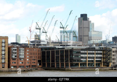 Londra, UK, 31 marzo 2015, l'azzurro del cielo sopra le acque ruvida del Tamigi come alta venti a Londra. Credito: JOHNNY ARMSTEAD/Alamy Live News Foto Stock