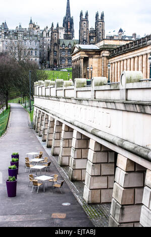 Il nuovo e il vecchio ali della National Gallery of Scotland visto fianco a fianco. Foto Stock