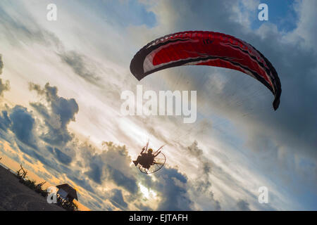 Tramonto da una vista a volo di uccello di un parapendio in Parang Tritis beach a Yogyakarta Foto Stock