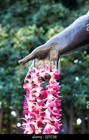 Honolulu, Hawaii, Stati Uniti d'America. Xxi Dec, 2014. Close-up della Regina Liliuokalani statua mano che tiene a lei (fiore hawaiano collana). Foto Stock