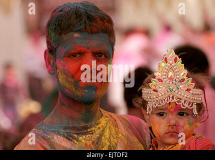 Indian Hindu celebrare Holi,festival di colori,festival annuale su marzo 6,2015 in Hyderabad, India.Festa popolare per gli indù. Foto Stock