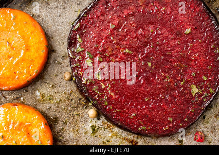 Slice di barbabietole arrosto con fette di carote. Closeup pan sulla parte superiore Foto Stock